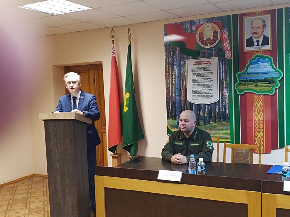 Председатель Ельского райисполкома Виктор Замостик встретился сегодня с трудовыми коллективами Ельского лесхоза, ЛДД и ДРСУ -153
